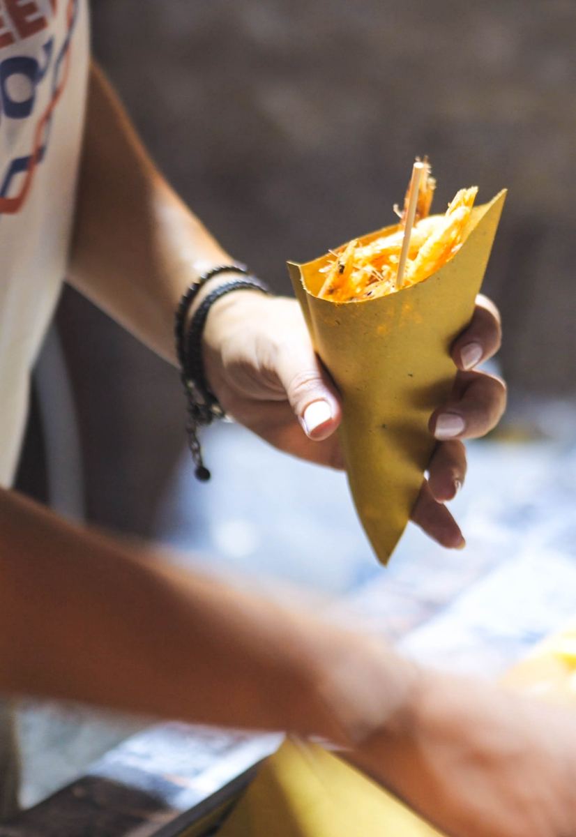 Cartoccio di street food in mano, IapriFood