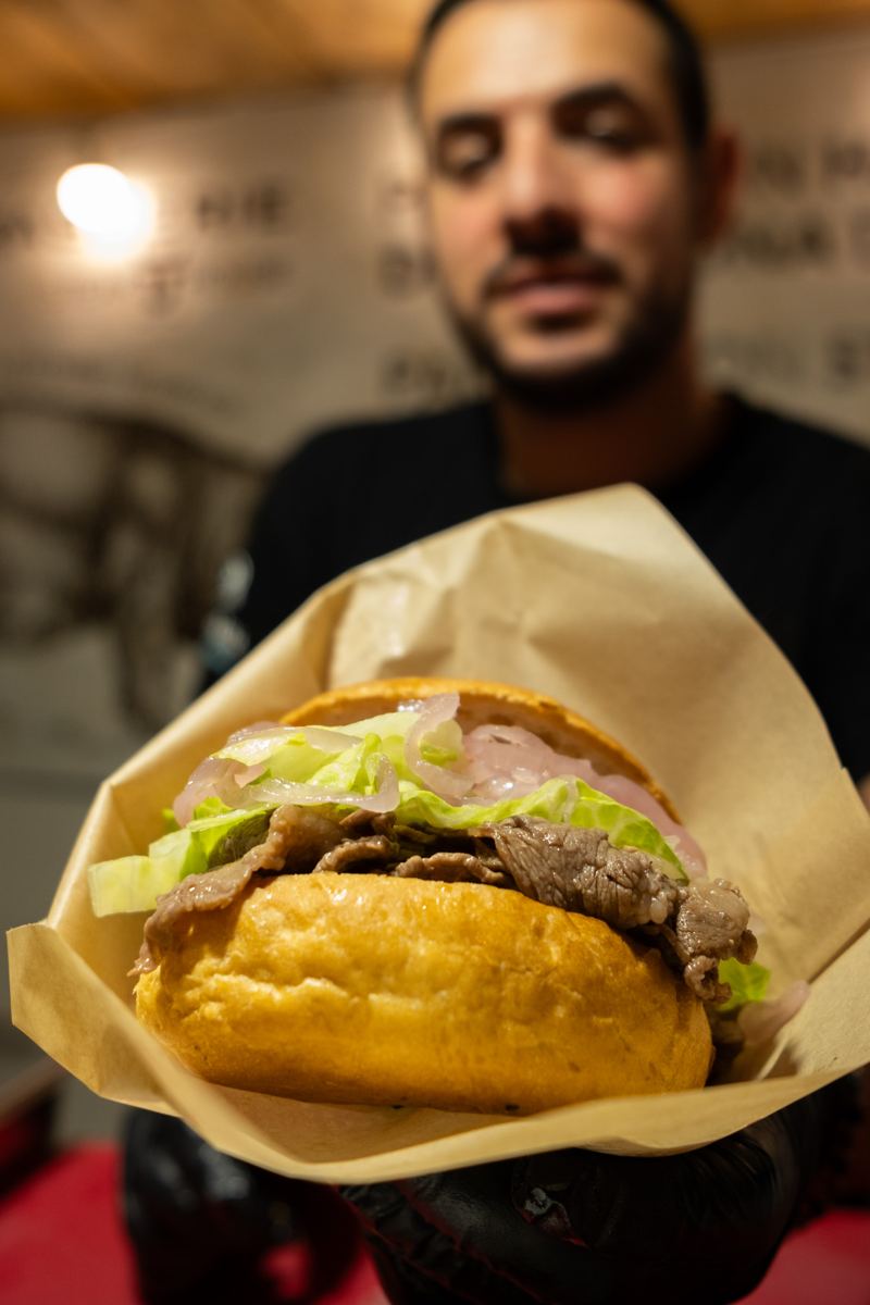 Panino con carne servito nel cartoccio